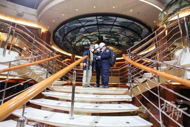 7万吨级的豪华邮轮"梦想号"这两天在舟山市鑫亚船舶修造开始